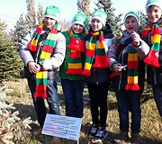 Paulina (antra i&scaron; kairės) &scaron;alia prezidentės Dalios Grybauskaitės pasodintos eglutės
