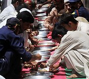 Pakistaną krečia didelį nepriteklių jaučiančių žmonių savižudybės.