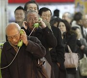 Tragedijos sukrėsti Japonijos gyventojai