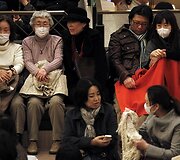 Tragedijos sukrėsti Japonijos gyventojai