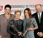 Rūta Pa&scaron;kauskienė (antra i&scaron; de&scaron;inės)