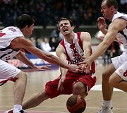 V.Chriapa ir R.&Scaron;i&scaron;kauskas (d.) stabdo M.Gecevičių (c.)