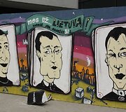 Graffiti buvo nupie&scaron;tas ant specialiai sumontuotos sienos