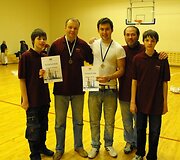 &bdquo;Sporto Draugų Klubas&ldquo; komanda su absoliučiu turnyro nugalėtoju latviu E.Caics