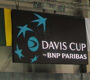 Atvirk&scaron;čiai pakabinta trispalvė