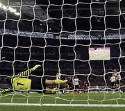 Paskutinėse karjeros rungtynėse E.van der Saras praleido 3 įvarčius