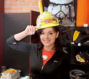 Renginių organizatorė Kristina Kaikarienė Leonardui įteikė linkėjimais apra&scaron;ytą &scaron;almą 