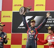 Ant Turkijos GP nugalėtojų pakylos - Vettelis, Webberis ir Alonso