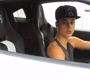 Justinas Bieberis vidury gatvės ai&scaron;kinosi santykius su paparacu