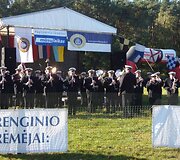 Susirinkusiems grojo Lietuvos karinių jūrų pajėgų orkestras.