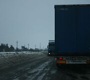 Važiuojant į Tarptautinę jūrų perkėlą Kairių gatvėje stinga vietos prasilenkti, kelias duobėtas.