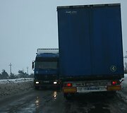 Važiuojant į Tarptautinę jūrų perkėlą Kairių gatvėje stinga vietos prasilenkti, kelias duobėtas.