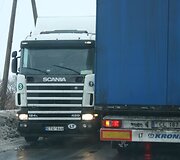 Nusileidus nuo viaduko automobiliams tenka stoti, kad galėtų prasilenkti.