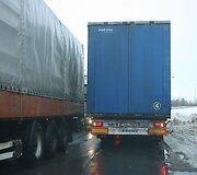 Nusileidus nuo viaduko automobiliams tenka stoti, kad galėtų prasilenkti.