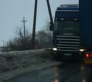 Nusileidus nuo viaduko automobiliams tenka stoti, kad galėtų prasilenkti.