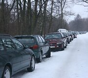 &Scaron;e&scaron;tadienį nusidriekė ilga žvejų automobilių eilė.