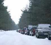 &Scaron;e&scaron;tadienį nusidriekė ilga žvejų automobilių eilė.