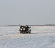Rusnės gyventojai namus pasiekia važiuodami už&scaron;ąlusia pieva. 