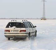 Rusnės gyventojai namus pasiekia važiuodami už&scaron;ąlusia pieva. 