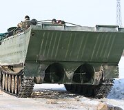 Rusnės gyventojai kari&scaron;kių amfibija keliami dukart per dieną: ryte ir vakare. 