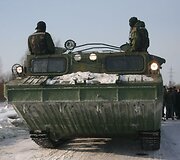 Rusnės gyventojai kari&scaron;kių amfibija keliami dukart per dieną: ryte ir vakare. 