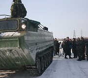 Perkeliant žmones amfibija pirmyn ir atgal i&scaron;eikvojama apytikriai 150 litrų dyzelino.