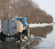 Traktoriai skrodžia apsemtą kelią. Vandens lygis &scaron;e&scaron;tadienį siekė 65 cm. 