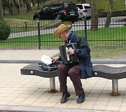 Muzikantas peržiūri repertuarą.