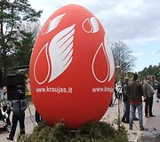 Velykinis kiau&scaron;inis Margučių alėjoje, kviečiantis tapti kraujo ar kaulų čiulpų donorais.