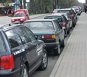 Tradicinis vaizdelis vasarėjant &ndash; automobilių eilės. 