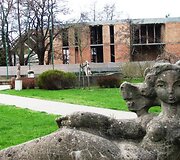 Negyjančios kurorto &bdquo;žaizdos": apleistas pastatas &scaron;alia skulptūrų parkelio.
