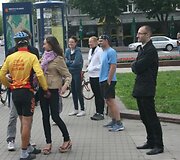 Palaikyti jaunuolių susirinko būrelis žmonių. 