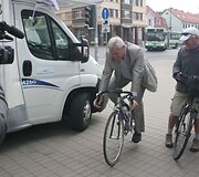 Meras i&scaron;bandė ir vieną i&scaron; dviračių. 