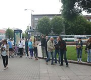 Palaikyti jaunuolių susirinko būrelis žmonių. 