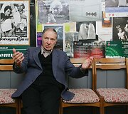 Romualdas Rakauskas pasakoja jaunystėje buvęs spaudžiamas &bdquo;surimtėti&ldquo; &ndash; nuo poetizmų pereiti prie &bdquo;kažko rimtesnio&ldquo;.