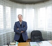 Romualdas Rakauskas pasakoja jaunystėje buvęs spaudžiamas &bdquo;surimtėti&ldquo; &ndash; nuo poetizmų pereiti prie &bdquo;kažko rimtesnio&ldquo;.