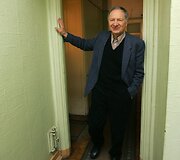 Romualdas Rakauskas pasakoja jaunystėje buvęs spaudžiamas &bdquo;surimtėti&ldquo; &ndash; nuo poetizmų pereiti prie &bdquo;kažko rimtesnio&ldquo;.