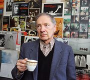 Romualdas Rakauskas pasakoja jaunystėje buvęs spaudžiamas &bdquo;surimtėti&ldquo; &ndash; nuo poetizmų pereiti prie &bdquo;kažko rimtesnio&ldquo;.
