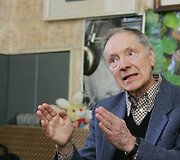 Romualdas Rakauskas pasakoja jaunystėje buvęs spaudžiamas &bdquo;surimtėti&ldquo; &ndash; nuo poetizmų pereiti prie &bdquo;kažko rimtesnio&ldquo;.