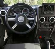 &bdquo;Chrysler&ldquo; pristatė tris elektra varomus automobilius