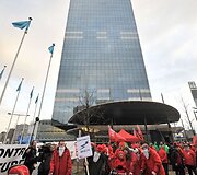 Streikuotojų demonstracija netoli traukinių stoties