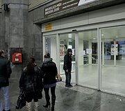Žmonės Briuselyje stovi prie uždarytos traukinių stoties