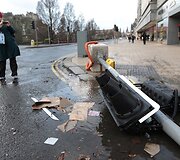 Moteris fotografuoja nuvirtusį &scaron;viesoforą.