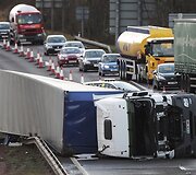Stiprus vėjas apvertė vilkiką &Scaron;kotijoje.