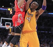 Courtney Lee (kairėje) ir Kobe Bryantas