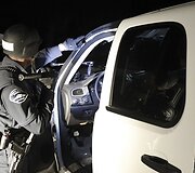 Policininkas apžiūri Margaret Anderson automobiliį