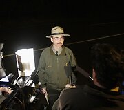 Kevinas Bacheris kalba su žiniasklaidos atstovais