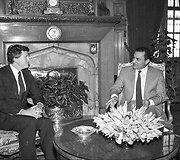  JAV senatorius Gary Hartas ir  Hosni Mubarakas (1988 m.)
