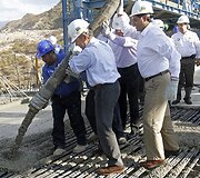 Meksikos prezidentas Felipe Calderonas (centre)