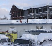 Nuo pastato stogo valomas sniegas